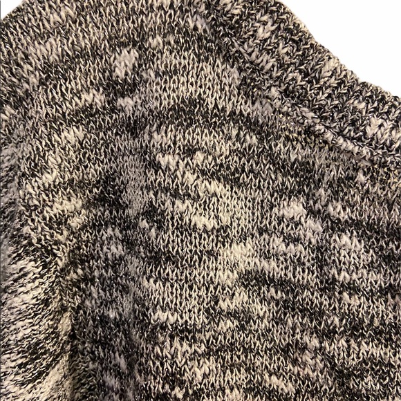 American Eagle black, white, & silver metallic cropped SP. - Picture 3 of 7